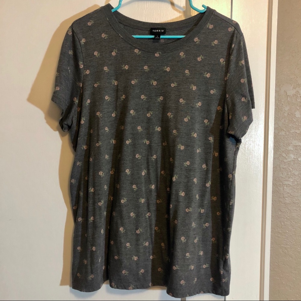 Super soft gray 🌹 rose 🌹 print tee - 1 (14-16)